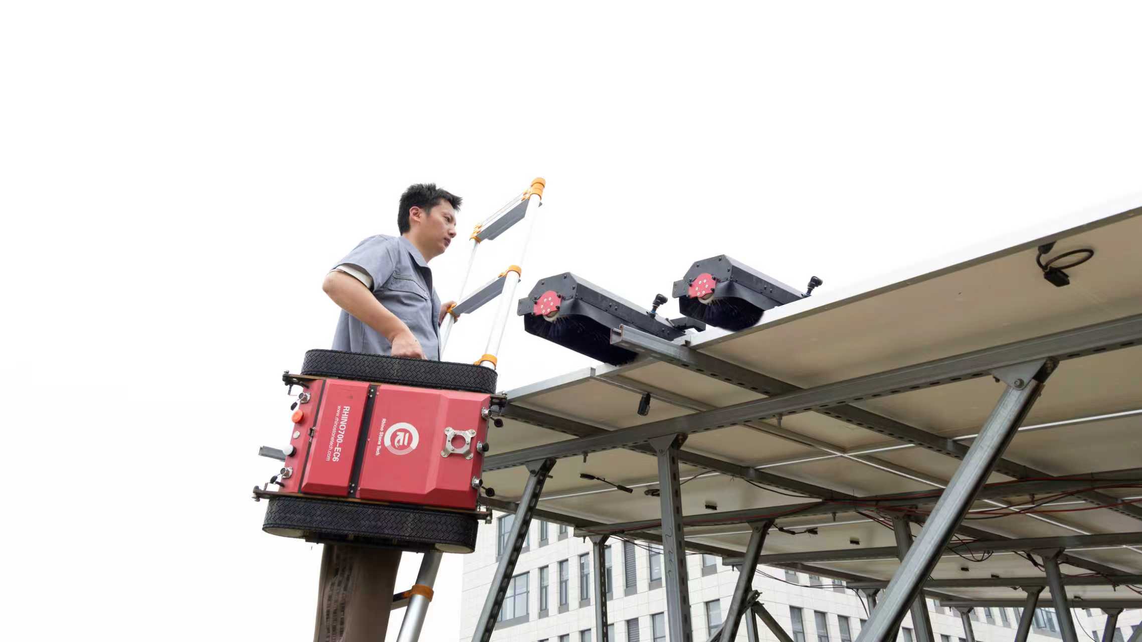 RHINOSTAR·EC6 robot modulaire sur panneaux solaires