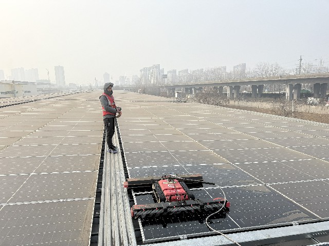 青島 20MW 産業用屋根設置太陽光発電所清掃 - 画像1
