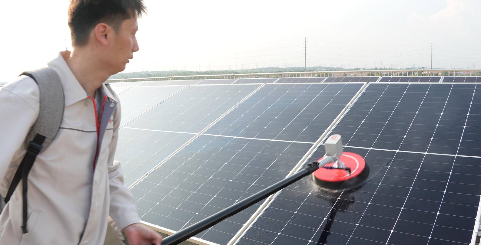 RHINOSTAR·EH1 long-reach solar cleaning brush system