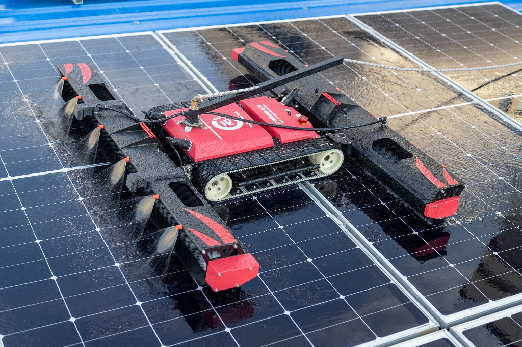 RhinoStar·EC6 modular robot on solar panels